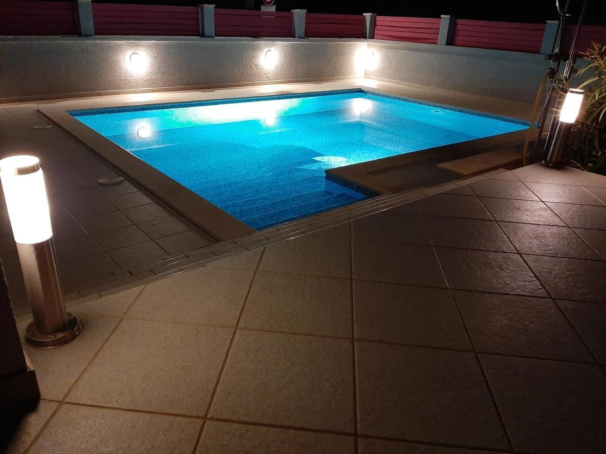Helles Doppelzimmer Mit Bad, Terrasse Und Pool, Seperater Eingang, Liznjan, Istrien 外观 照片