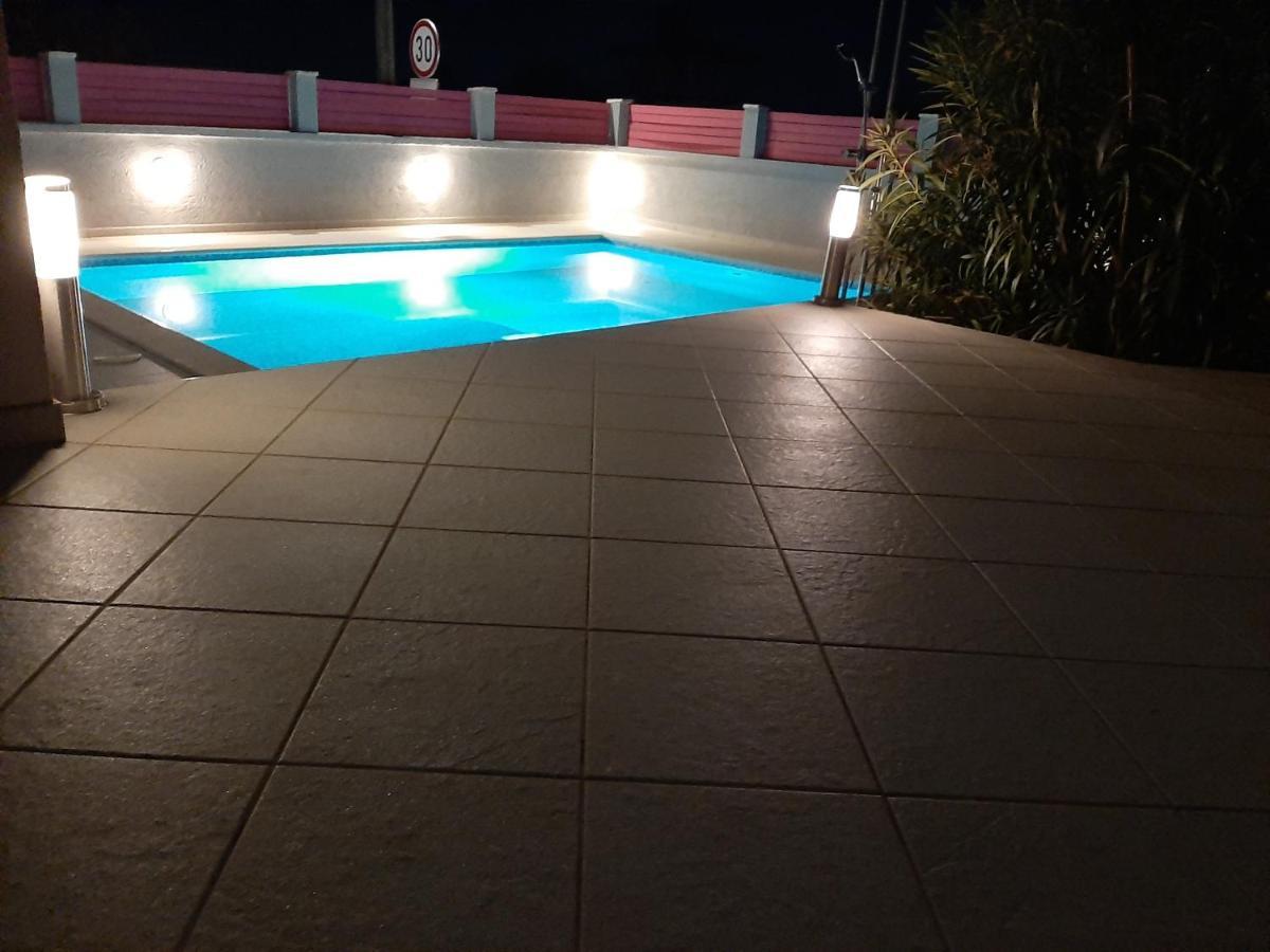 Helles Doppelzimmer Mit Bad, Terrasse Und Pool, Seperater Eingang, Liznjan, Istrien 外观 照片