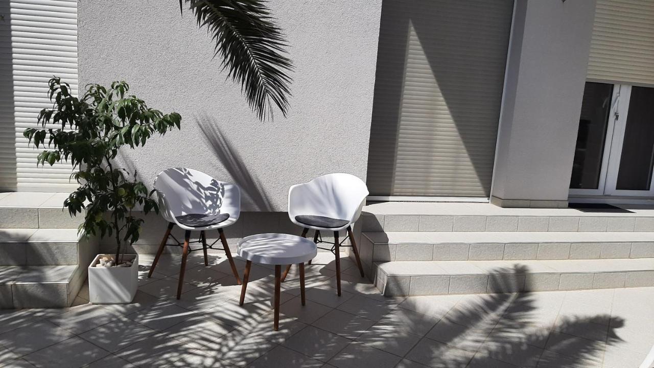Helles Doppelzimmer Mit Bad, Terrasse Und Pool, Seperater Eingang, Liznjan, Istrien 外观 照片