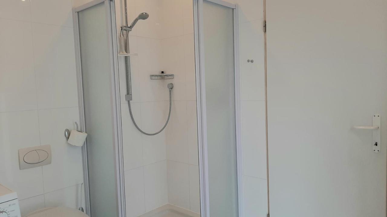Helles Doppelzimmer Mit Bad, Terrasse Und Pool, Seperater Eingang, Liznjan, Istrien 外观 照片