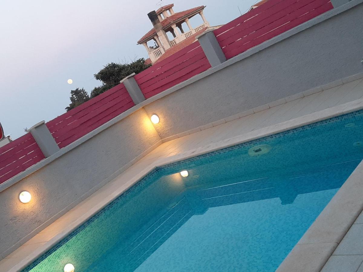 Helles Doppelzimmer Mit Bad, Terrasse Und Pool, Seperater Eingang, Liznjan, Istrien 外观 照片