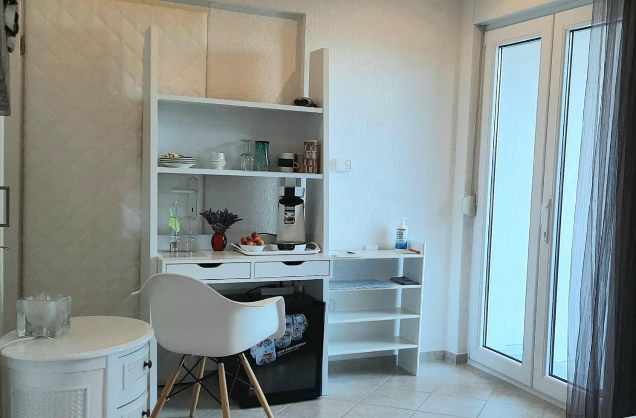 Helles Doppelzimmer Mit Bad, Terrasse Und Pool, Seperater Eingang, Liznjan, Istrien 外观 照片