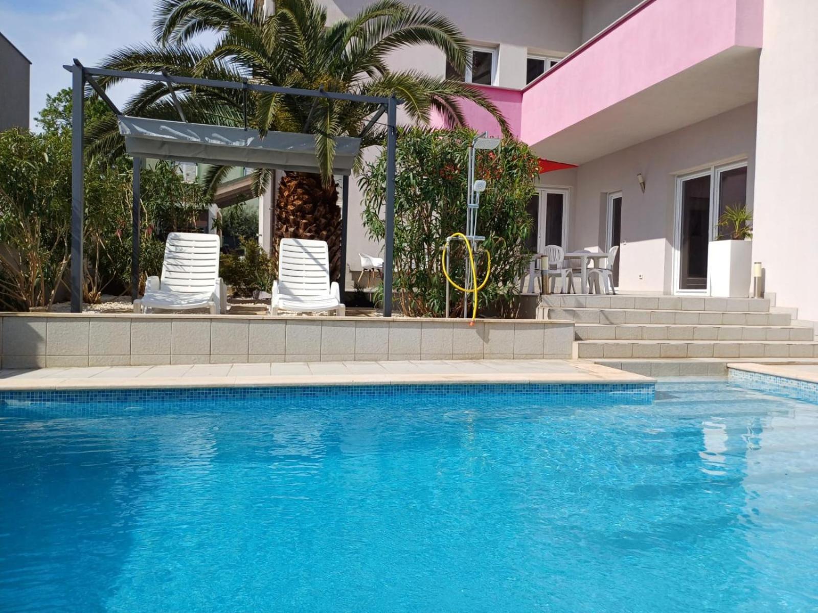 Helles Doppelzimmer Mit Bad, Terrasse Und Pool, Seperater Eingang, Liznjan, Istrien 外观 照片